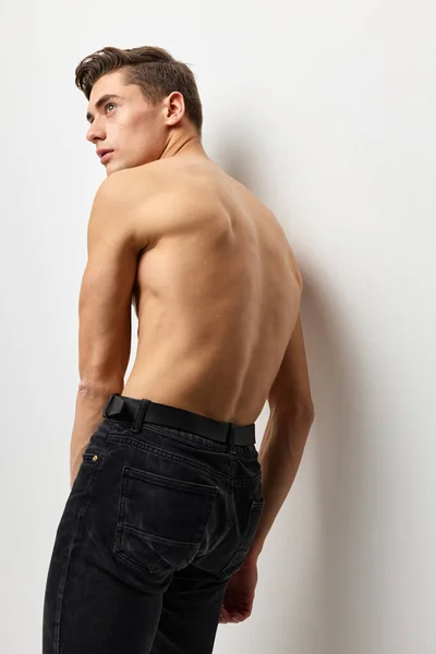 Férfi topless áll vissza fekete nadrág pózol divat luxus — Stock Fotó
