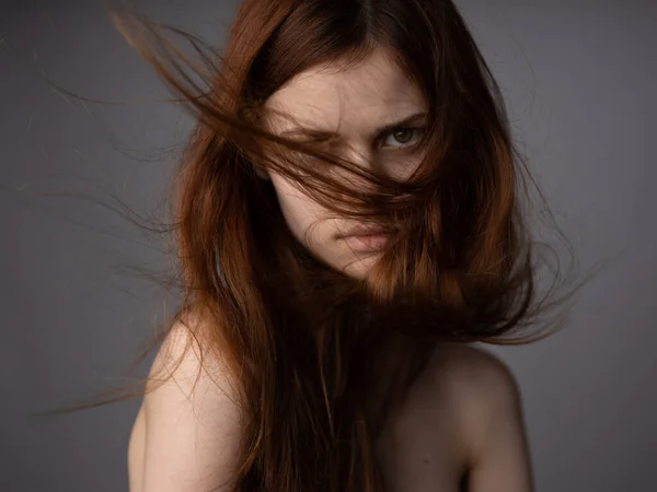 一个红头发女人的脸，灰色背景，裸露的肩膀特写模型 — 图库照片
