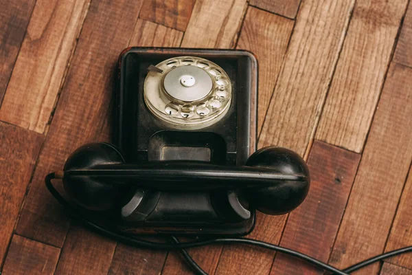 Retro telefone nostalgia tecnologia antiga comunicação fundo de madeira — Fotografia de Stock