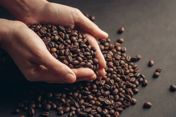 Černá káva v ruce cappuccino nápoj příprava organického produktu — Stock fotografie
