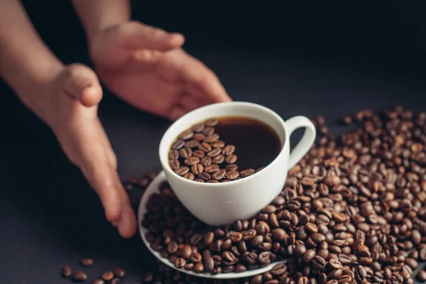 Taza de café en manos femeninas sobre un fondo gris aroma desayuno por la mañana — Foto de Stock