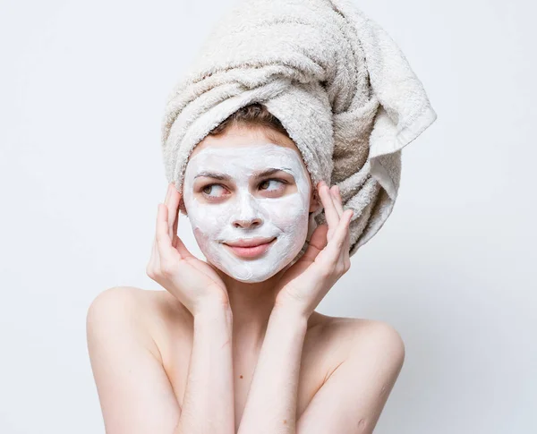 Bella donna viso crema idratante bianco maschera nudo spalle asciugamani — Foto Stock