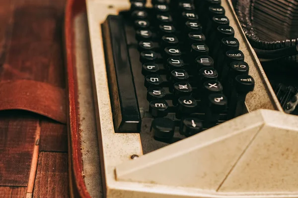Ρετρό γραφομηχανή με κλειδιά vintage εφεύρεση γράμματα χαρτί — Φωτογραφία Αρχείου