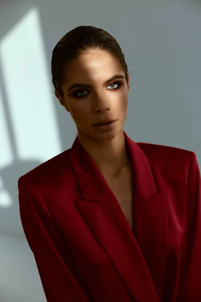 Retrato de uma mulher brilhante maquiagem vermelho jaqueta estúdio — Fotografia de Stock