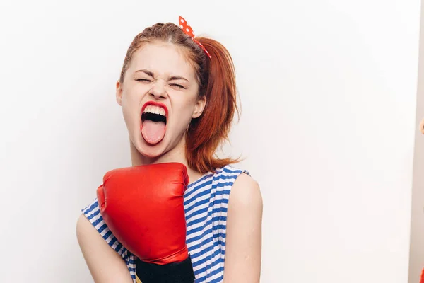 背景の攻撃的な感情モデルに赤いボクシンググローブの女性 — ストック写真