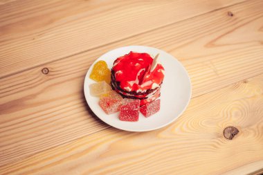 Kırmızı yuvarlak pasta marmelatlı tatlılar çay için bir tabakta