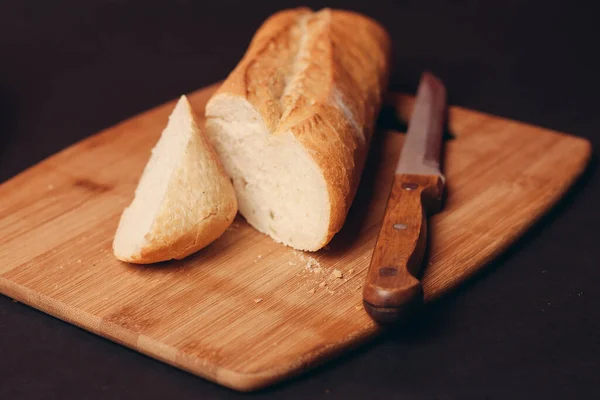 Produtos de farinha em um pão de cozimento de tábua de madeira — Fotografia de Stock
