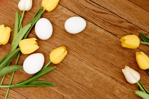 Tulipes jaunes oeufs blancs Traditions de décoration de Pâques Espace de copie — Photo