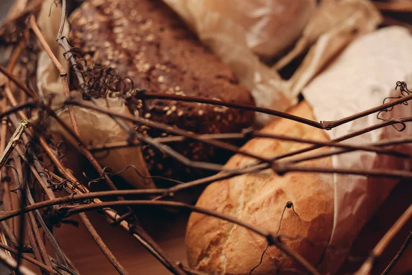 ผลิตภัณฑ์แป้ง ขนมปังอบขนมปังบนกิ่งของรังใกล้ๆ — ภาพถ่ายสต็อก