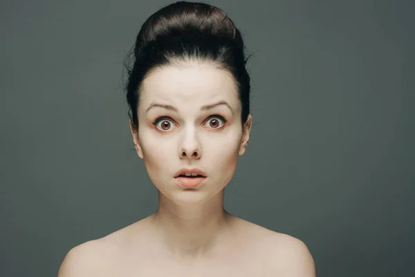Hübsche Frau mit nackten Schultern Emotionen abgeschnittene Ansicht geraffte Haare — Stockfoto
