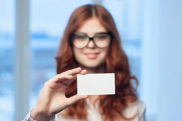 Femme d'affaires avec une carte de visite dans ses mains gestionnaire de bureau — Photo