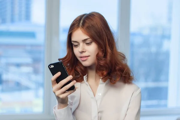 Bonita mujer en camisa con teléfono en mano tecnología oficial profesional —  Fotos de Stock