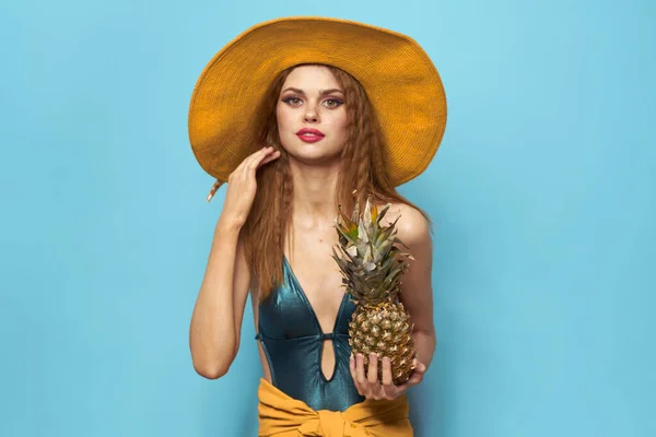 Glada kvinna strand hatt exotiska frukter baddräkt livsstil blå bakgrund — Stockfoto