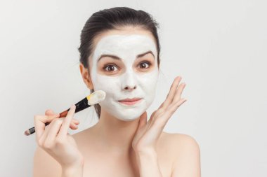 Kırpılmış görünüm için yüz fırçasında esmer, çekici bir maske