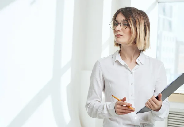 Femme documents d'affaires fenêtre intérieure salle finance — Photo