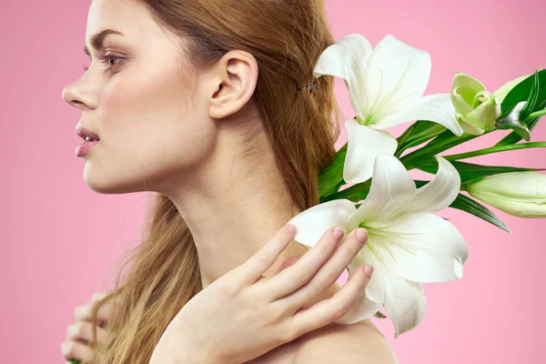 Retrato de una hermosa mujer con flores blancas en sus manos sobre un fondo rosa Copiar Espacio vista recortada — Foto de Stock