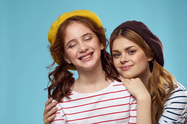 Mode Schwestern in Hüten Spaß Lifestyle blauer Hintergrund Studio — Stockfoto