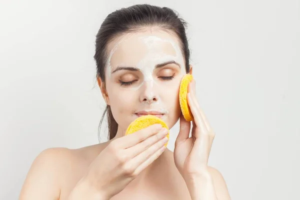 Brunette menerapkan make up perawatan kulit kosmetik dipotong tampilan — Stok Foto