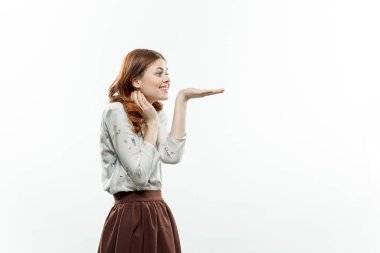 Takım elbiseli kadın zarif tarzının önünde el ele tutuşuyor.