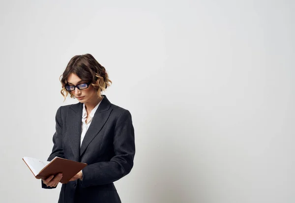 Femme en lunettes documents financiers d'affaires et chemise veste noire — Photo