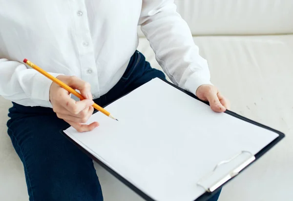 Vrouw binnen in shirt met document map in handen mockup — Stockfoto