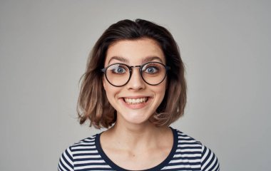 Çizgili tişörtlü kadın duygusal gülümseme gözlüğü modeli