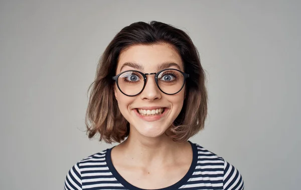 Kvinna i randig t-shirt känslor leende glasögon modell — Stockfoto