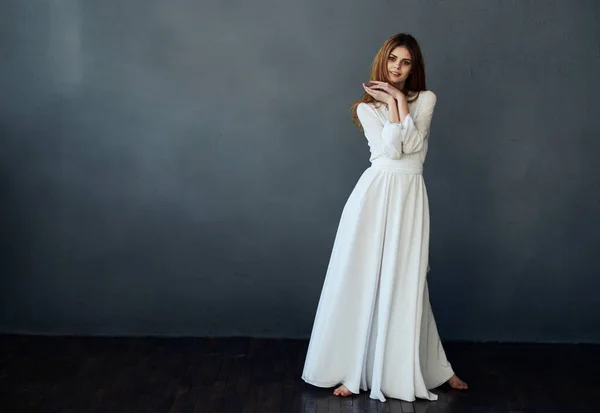 Mujer atractiva en vestido blanco glamour fondo gris — Foto de Stock