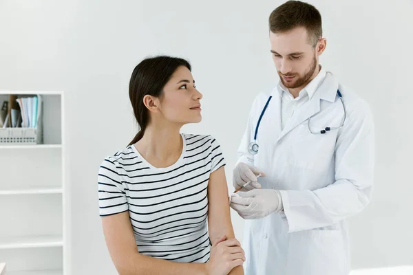 Erkek doktor bir hastaya koronavirüs aşısı yapıyor. — Stok fotoğraf