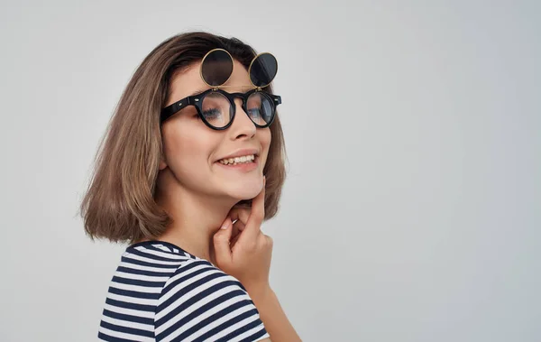 Веселая женщина в полосатой футболке двойные очки улыбка — стоковое фото