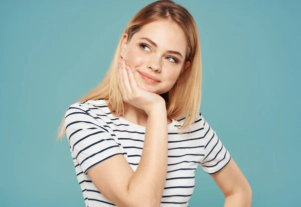 Portret van een mooie vrouw in gestreept t-shirt blond blauwe achtergrond glimlach — Stockfoto