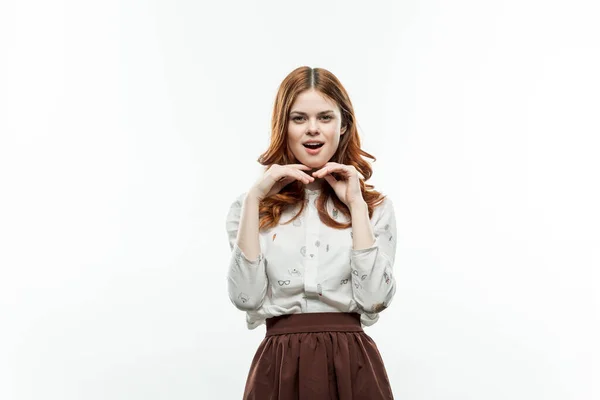 スーツ姿の赤い髪をした笑顔の女性バックグランドモデル — ストック写真