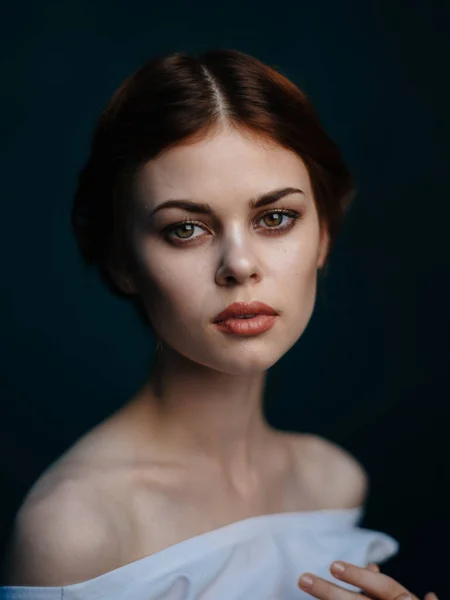 Hermosa mujer en vestido blanco peinado fondo oscuro modelo retrato — Foto de Stock