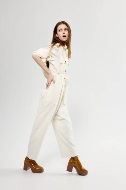 Takım elbiseli duygusal kadın. Kahverengi ayakkabılı. Açık arka plana bak.