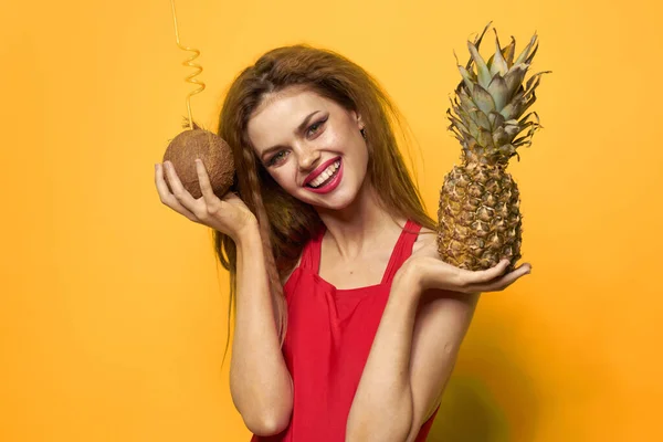 Hübsche Frau exotische Früchte Sommer Luxus gelb Hintergrund — Stockfoto