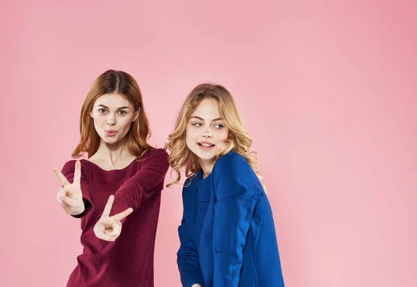 Dos mujeres bonitas estilo elegante comunicación estilo de vida más divertido fondo rosa —  Fotos de Stock