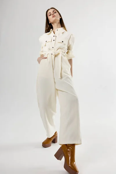 Привлекательная женщина белый комбинезон мода современный стиль изолированный фон — стоковое фото