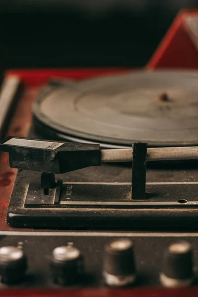 Retro gramophone playing music technology vintage close-up — Stock Photo, Image