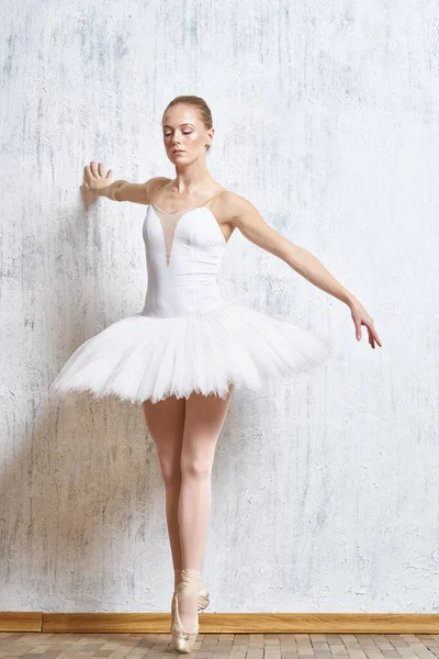 Bacak balerin ayakkabısı beyaz etek performansı — Stok fotoğraf