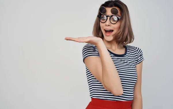 Vrolijk vrouw in gestreepte t-shirt dubbel glas glimlach — Stockfoto