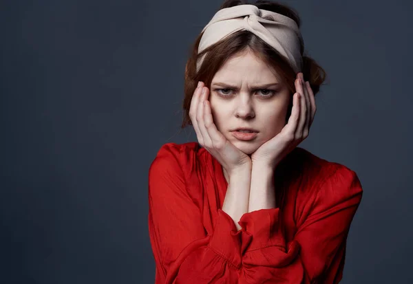 Elegante Frau Emotionen rotes Kleid Studio Nahaufnahme Modell — Stockfoto