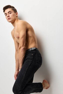 Adam siyah pantolon ve göz kamaştırıcı moda stüdyosu gri arka plan yaşam tarzı 