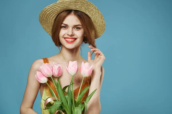 Alegre mulher buquê flores estilo de vida recortado vista azul fundo — Fotografia de Stock