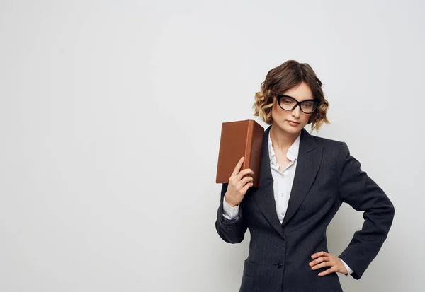 Жінка з документами в руках класичний костюм і зачіска для окулярів — стокове фото