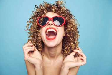 Duygusal kadın eğlence kırmızı dudaklar kıvırcık saç süslemesi 