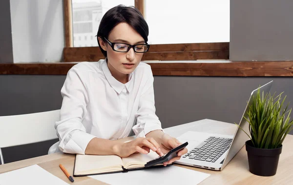 Mulher trabalhando atrás de laptop em finanças de negócios de escritório e bloco de notas na mesa — Fotografia de Stock