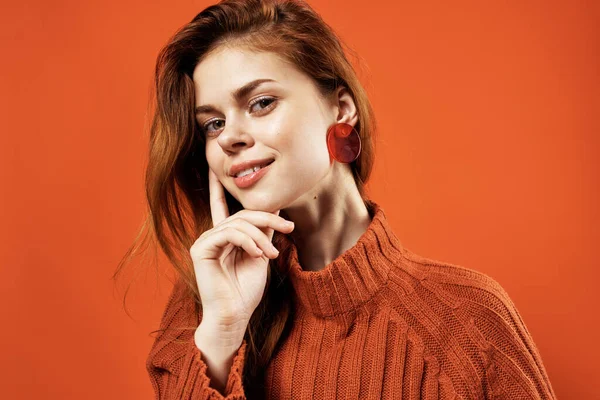 魅力的な女性のイヤリング魅力的な赤いセーターカジュアル服ファッションクローズアップ — ストック写真