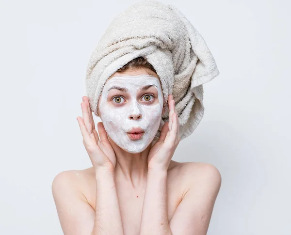 Ładna kobieta z gołymi ramionami krem maska pielęgnacja skóry przycięty widok — Zdjęcie stockowe