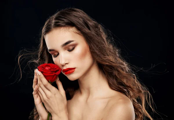 Charmante femme avec fard à paupières rose rouge maquillage lumineux fond noir — Photo