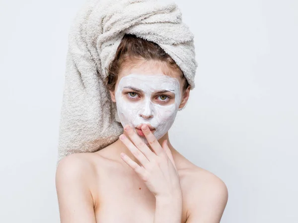 Mujer bonita con hombros desnudos encanto mascarilla cara clara piel recortada vista — Foto de Stock